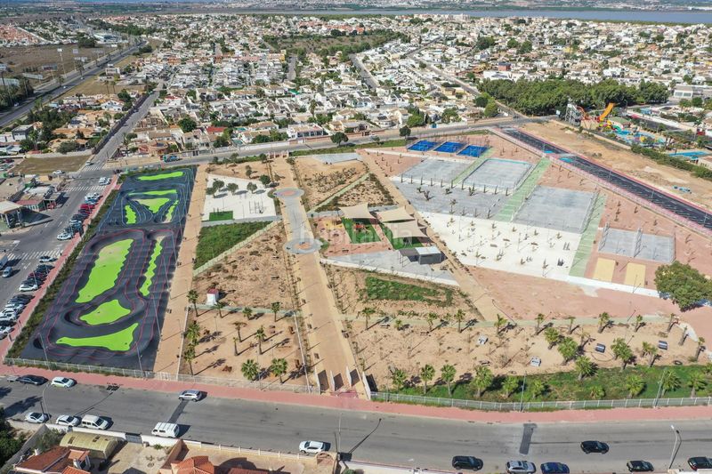 Foto bb82823f-1b71-4ff5-a608-16578f251c11. Casa a calle murillo 1 a Zona Carrefour - Urbanizaciones Torrevieja