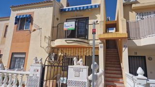 Casa a Calle murillo 1. Bungalow con solárium y piscina en el chaparral – junto a parque