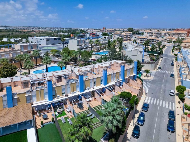 Foto f546b3eb-8a5f-40fc-83e1-c3fb8e01e2ec. Casa a schiera con parcheggio piscina in Aguamarina Orihuela
