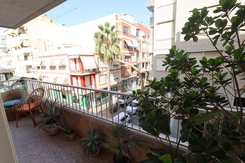 Foto 0b8d6e7f-bcd0-4e08-9e8c-9233209d4669. Apartamento  en esquina en el centro , con vistas a la iglesia en Torrevieja