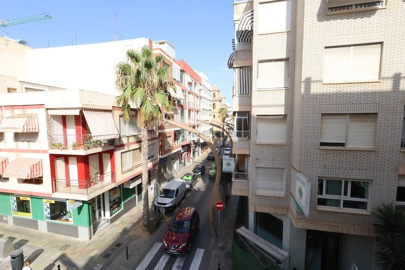 Foto 480228ac-e00e-451e-b041-33fbddc8b3a7. Apartamento  en esquina en el centro , con vistas a la iglesia en Torrevieja