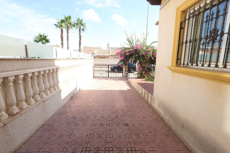 Foto fdf95d60-c760-4cc3-923a-a9a4bacb588e. Casa a schiera con parcheggio piscina in Playa Flamenca Orihuela