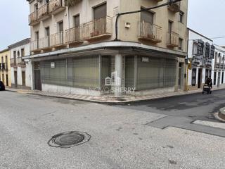 Local commercial à Numancia 3. La carolina  local en calle numancia 3