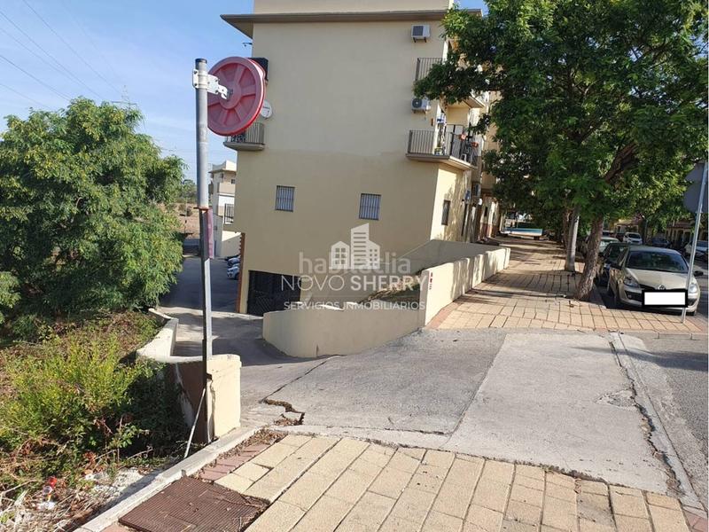 Foto e97d19fa-887e-49d4-a7fe-d89af5cbda0a. Alquiler parking coche en avenida oceanía 5 parking en alquiler en San Bernabé 11204 en Algeciras