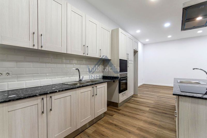 Foto 0cb7dbf3-9cc1-42d2-9901-3d284224a2a7. Planta baixa a Eixample Sud-Migdia Girona