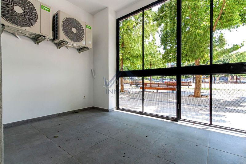 Foto eed6262d-bdf4-4d19-be03-e70fd3ff040e. Planta baixa a Eixample Sud-Migdia Girona