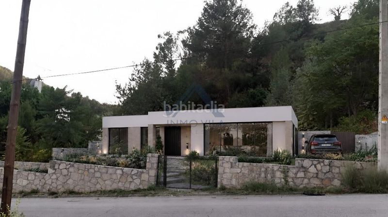 Foto f1dcdf49-2252-4e5d-bf36-f4f02c48e82c. Casa amb piscina a Corbera de Llobregat