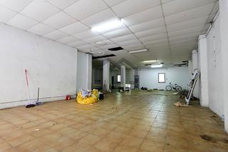 Local Comercial  Carrer joan mir. Gran local a la venta en rocafonda!