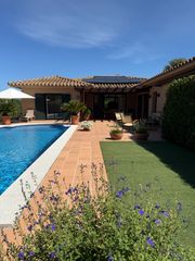 Haus  Josep maria de ventós. Exclusiva villa de una sola planta, con piscina climatizada
