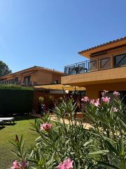 Apartament a Navata. Vila birdie