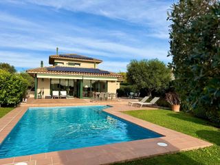 Casa in Mas frigol 52. Luz, piscina y vistas al empordà en torremirona golf