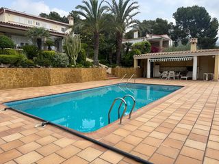 Chalet in Montornés-Las Palmas-El Refugio. Villa en venta en montornés , benicassim