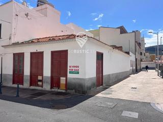 Casa  Medio. Casa señorial de piedra en el centro de san sebastián, con proye