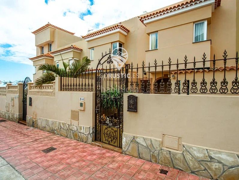 Foto a02d8cdc-c848-4906-a89d-d797c3f4287b. Casa adossada amb aparcament piscina a Torviscas Centro y Alto Adeje