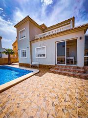 Chalet à Lomas de Cabo Roig - Los Dolses. Chalet independiente de 4 dormitorios con piscina privada  zona