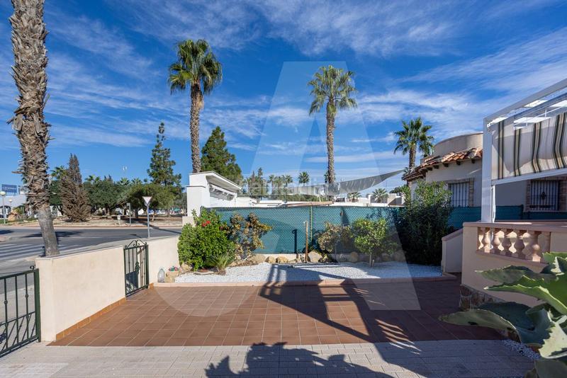 Foto 6d3ff624-4de2-4e17-b67e-78e00dbc0fc1. Chalet mit pool in El Edén Guardamar del Segura