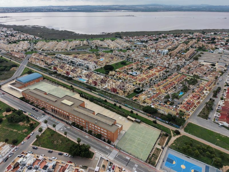 Foto 30442594-f8f3-4908-8dc0-7a95b7aa11a5. Casa amb aparcament piscina a Zona Carrefour - Urbanizaciones Torrevieja
