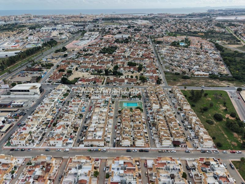 Foto b684710d-6717-44c1-9012-f47d4832d544. Casa amb aparcament piscina a Zona Carrefour - Urbanizaciones Torrevieja