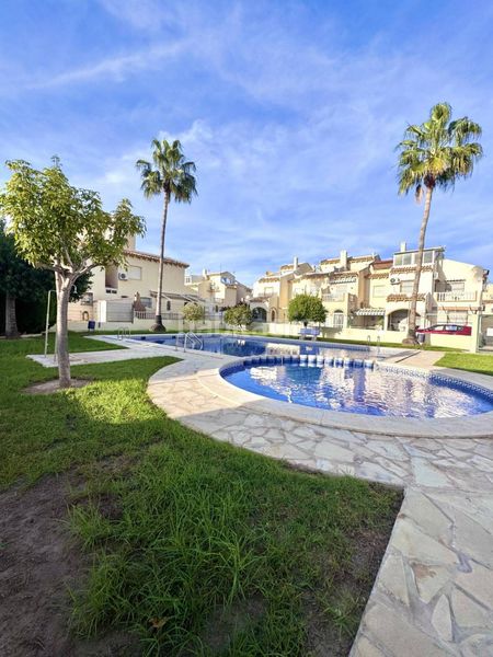 Foto e86c53f7-0f8b-4d12-beae-c7d0f8e1f56a. Casa amb piscina a Playa Flamenca Orihuela
