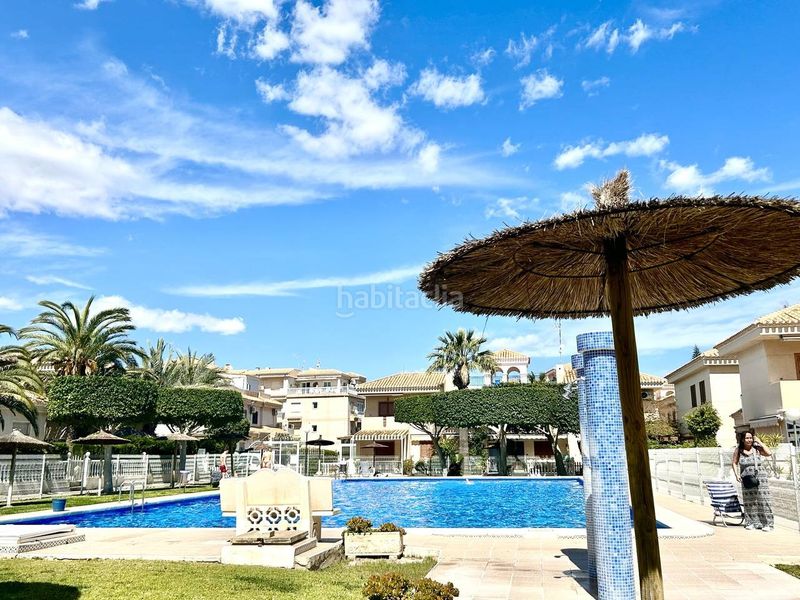 Foto f09366f8-b43d-4c83-b9bb-ca9d0c3b64a9. Casa amb aparcament a Playa Flamenca Orihuela