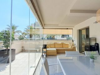 Ground floor in Villamartín-Las Filipinas. Amplio apartamento en esquina en planta baja con terraza acrista