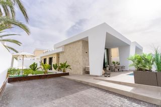 Chalet  Calle vicente aleixandre. Villa moderna con estilo escandinavo y vistas a la laguna rosa