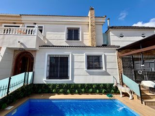 Casa aparellada a Calle calle salzillo. Villa pareada en la zenia  lista para entrar a vivir, totalmente