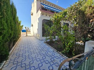 Casa  Avenida alfredo nobel. Bungalow en planta baja con gran jardín y piscina en torrevieja
