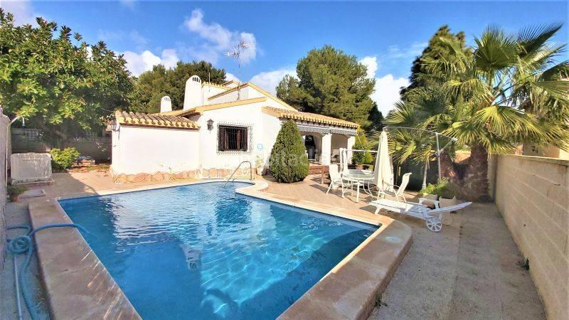 Foto 1f9be513-edbc-4358-b3ac-9b212fcbd60b. Chalet mit pool in Punta Prima Orihuela