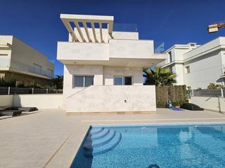 Chalet in La Zenia. Villa moderna