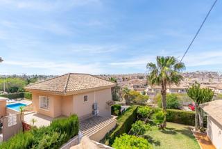 Chalet en Calle alcazaba. Villa reformada de dos plantas con jardín, punta prima orihuela