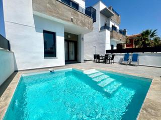 Chalet à Zona Carrefour - Urbanizaciones. Villa independiente con piscina privada y solárium con vistas a