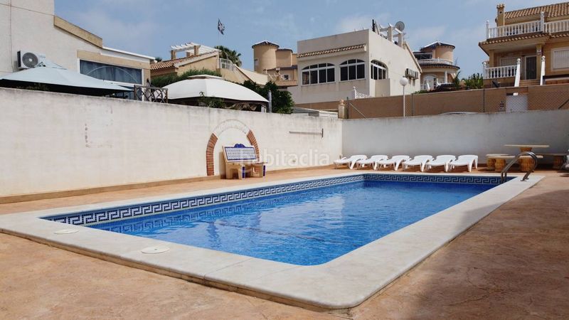 Foto c559ff52-69a1-4f55-8a49-ae7c3d66ce08. Dúplex amb piscina a Parque de las Naciones Torrevieja