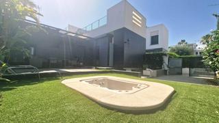 Xalet  Calle catral. Chalet moderno en el exclusivo campo de golf la finca
