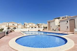 Maison à Aguas Nuevas. Encantador bungalow en ur altos de la bahia vii, alicante