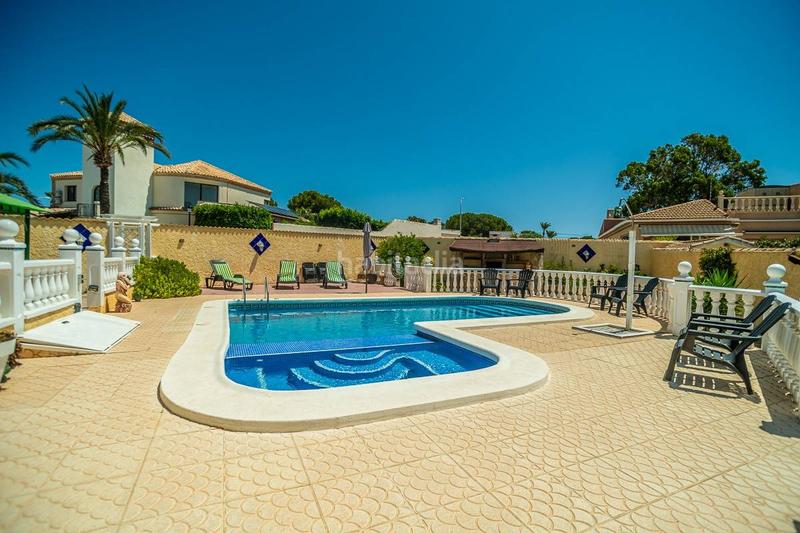 Foto e363c4f9-73b3-4dad-b686-afb8e31c8d79. Chalet with pool in Zona Carrefour - Urbanizaciones Torrevieja