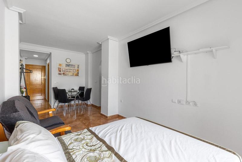 Foto 258e20db-36a4-4d55-9692-95c64343f0ba. Estudio en calle joaquin chapaprieta estudio con orientación sur y piscina comunitaria en Torrevieja