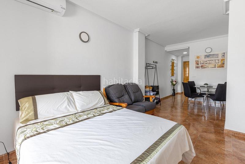 Foto 2bbb5fa4-e3ac-4210-b9a9-129969c35b72. Estudio en calle joaquin chapaprieta estudio con orientación sur y piscina comunitaria en Torrevieja