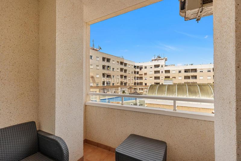 Foto 50fa987e-5e73-4782-b032-eee6f17f2f53. Estudio en calle joaquin chapaprieta estudio con orientación sur y piscina comunitaria en Torrevieja