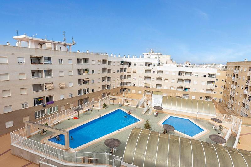 Foto 9f79a69a-0efd-4790-9cdc-4568230a78b3. Estudio en calle joaquin chapaprieta estudio con orientación sur y piscina comunitaria en Torrevieja