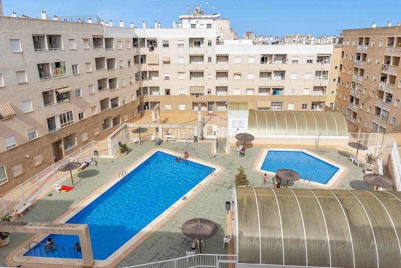Foto ab336a48-24e9-4e07-ab98-233229a25b85. Estudio en calle joaquin chapaprieta estudio con orientación sur y piscina comunitaria en Torrevieja