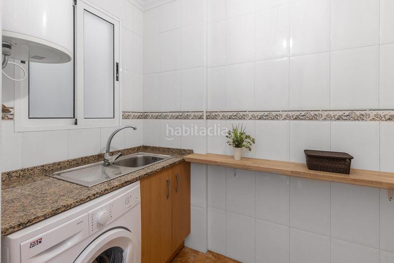 Foto ce350a47-d520-42d9-9cf7-2efac6ce5e82. Estudio en calle joaquin chapaprieta estudio con orientación sur y piscina comunitaria en Torrevieja