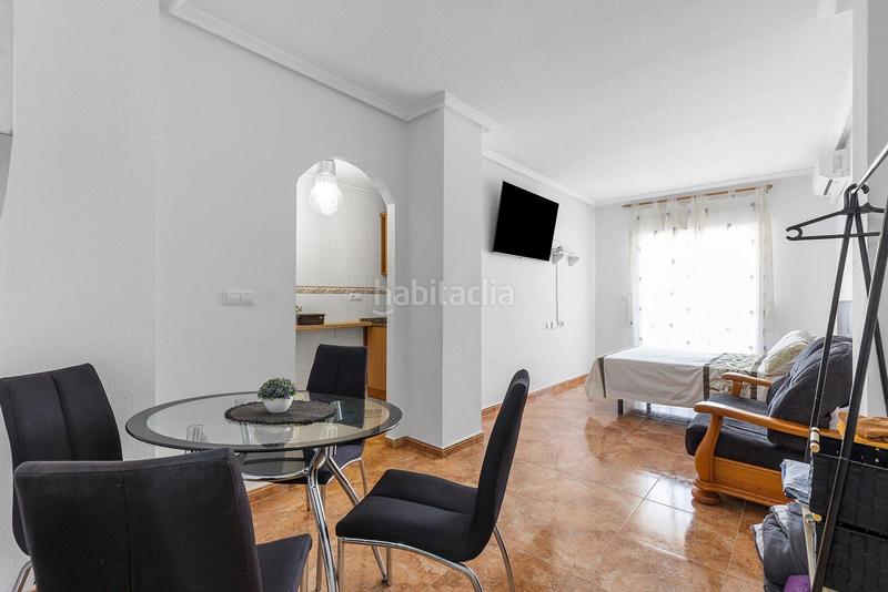 Foto ea987af6-c048-46c1-8e55-68e9734f320e. Estudio en calle joaquin chapaprieta estudio con orientación sur y piscina comunitaria en Torrevieja
