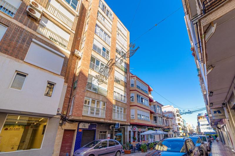 Foto 2453971c-13d9-4467-bf33-c0d27985e819. Apartamento  de 3 dormitorios con vistas al puerto y al mar , zona centro en Torrevieja