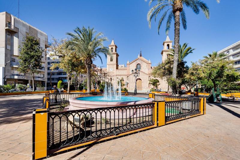 Foto 5ff26db3-e6c5-4a45-84a9-68f5c30cded4. Apartamento  de 3 dormitorios con vistas al puerto y al mar , zona centro en Torrevieja