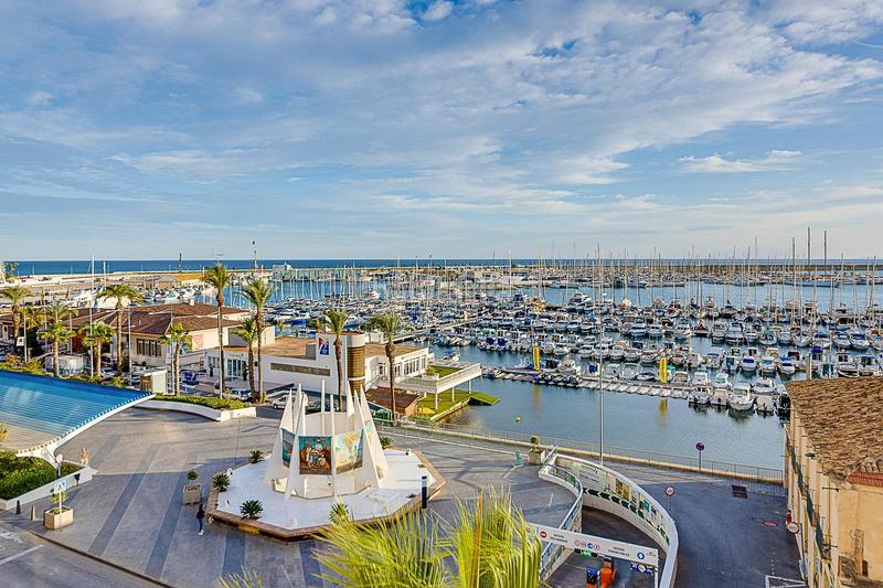 Foto 9c50ab3e-99c2-4b3c-9b14-cc7c14c8f680. Apartamento  de 3 dormitorios con vistas al puerto y al mar , zona centro en Torrevieja