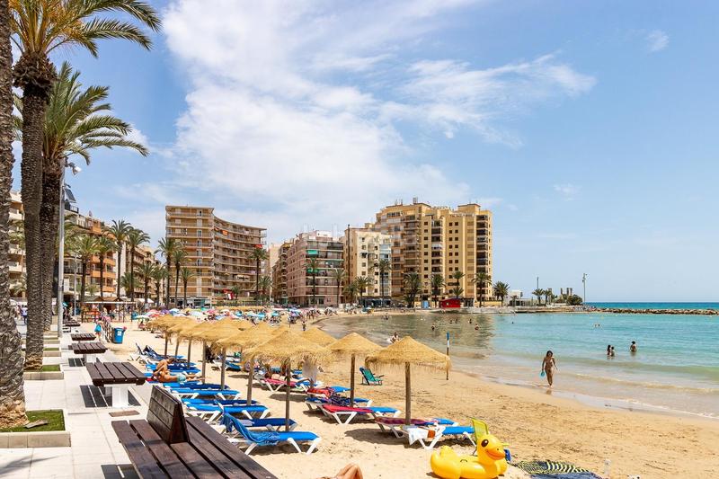 Foto b75970ce-b9e3-4b5a-8d80-99dcfdabea4a. Apartamento  de 3 dormitorios con vistas al puerto y al mar , zona centro en Torrevieja