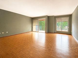 Pis  Calle de julià alvarez. Amplio piso de 150 m con terraza a dos minutos de plaza españa
