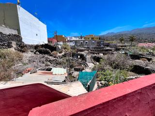 Masia  Calle cantos canarios. Terreno urbano con casa canaria