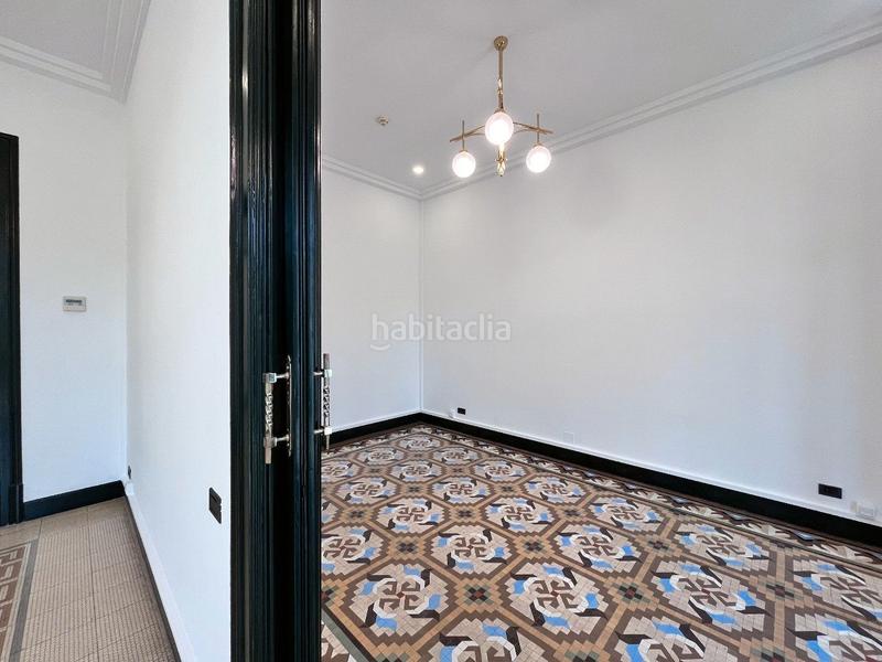 Foto 1b45c8cf-52ca-446a-aee0-cc4b7cf3bd5d. Alquiler oficina impecable oficina en edificio catalogado en Barcelona